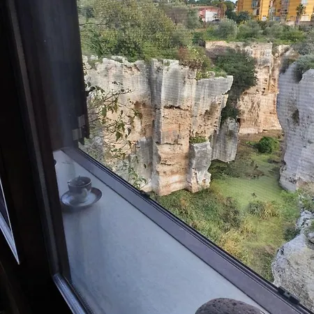 La Latomia Nei Pressi Del Teatro Greco * Siraküza